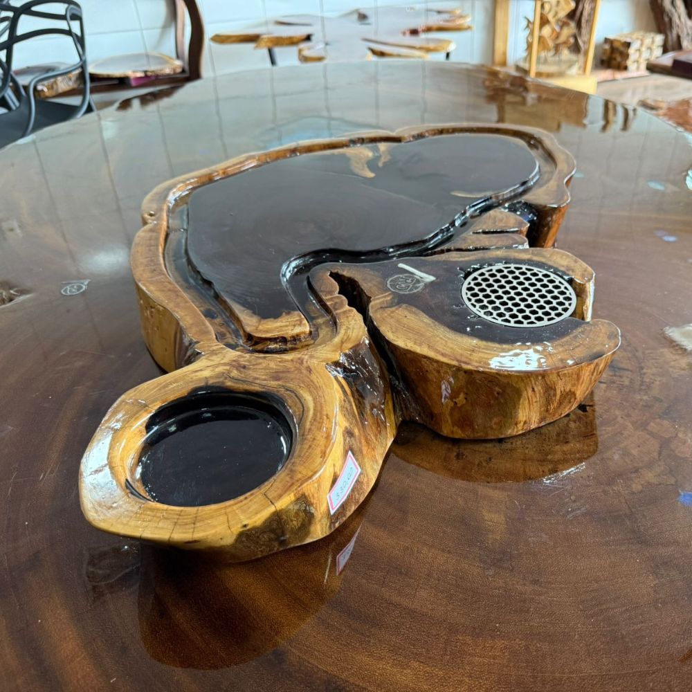 Tábua de carne rústica em madeira, ideal para churrascos e preparo de alimentos com estilo e durabilidade.