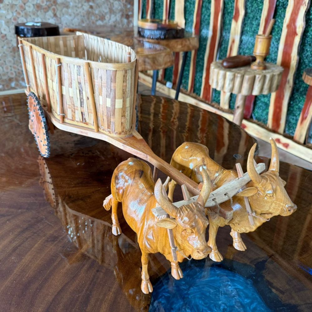 Carro de Boi + Junta de Boi rústico em madeira, peça decorativa artesanal que resgata a tradição e cultura rural.