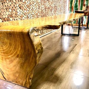 Mesa cascata de pequi com design rústico e elegante, feita com madeira natural para ambientes sofisticados.