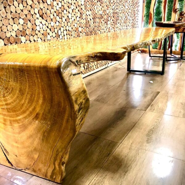 Mesa cascata de pequi com design rústico e elegante, feita com madeira natural para ambientes sofisticados.