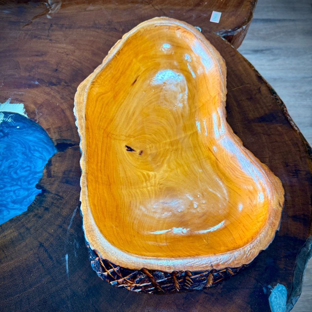 Gamela fruteira rústica em peroba, ideal para decoração de mesa com estilo rústico e artesanal.