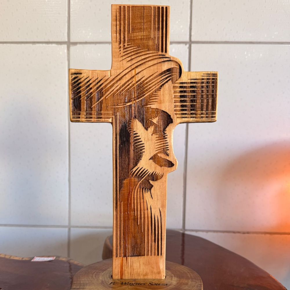 Crucifixo rústico em madeira, uma peça decorativa artesanal para ambientes com estilo rústico e acolhedor.