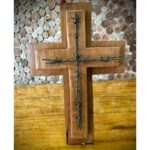 "Cruz de Madeira artesanal, ideal para decorar ambientes com estilo e fé. Design exclusivo e feito à mão."