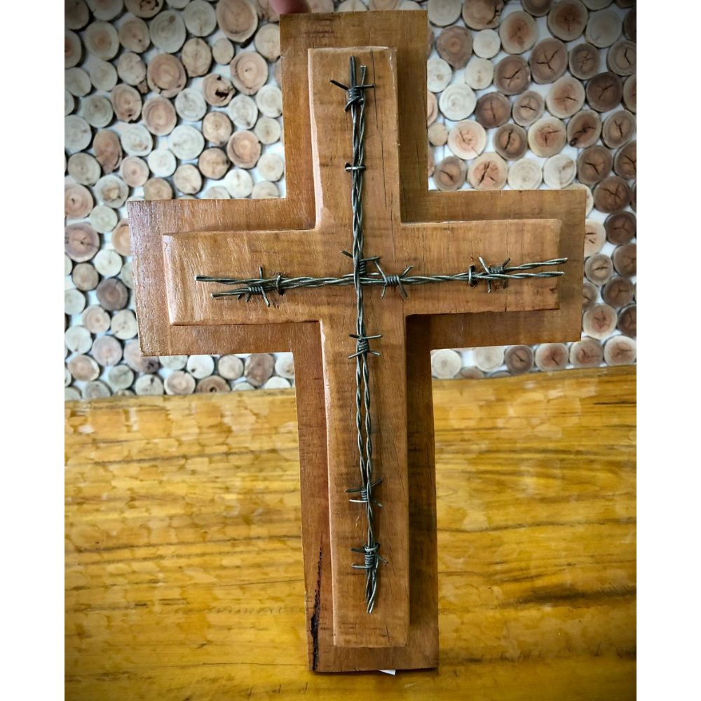 "Cruz de Madeira artesanal, ideal para decorar ambientes com estilo e fé. Design exclusivo e feito à mão."