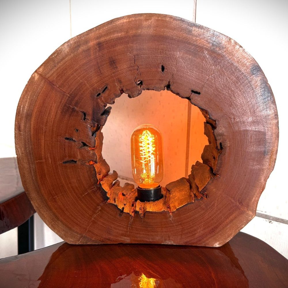 "Luminária Rústica artesanal com acabamento rústico e alimentação 220V, ideal para iluminar e decorar ambientes com estilo único."
