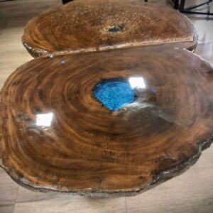 "Mesa Rústica para 6 Lugares em madeira nobre com acabamento em resina epóxi, ideal para ambientes sofisticados e rústicos."