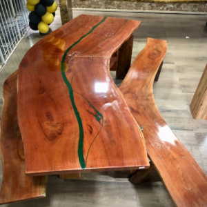 Mesa rústica com bancos em madeira angelim, acabamento em resina epóxi, ideal para grandes encontros.