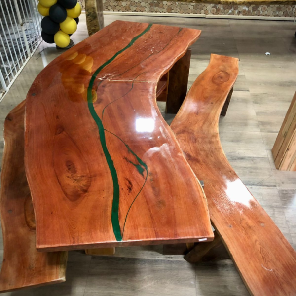 Mesa rústica com bancos em madeira angelim, acabamento em resina epóxi, ideal para grandes encontros.