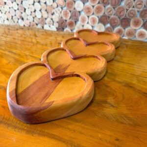 "Petisqueira de Madeira artesanal em peroba rosa, ideal para servir petiscos com sofisticação e charme rústico."