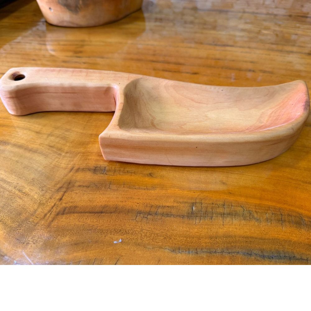 "Petisqueira de Madeira Peroba Rosa artesanal, ideal para servir petiscos com sofisticação e charme rústico."