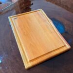 "Tábua Rústica em madeira nobre peroba, ideal para servir carnes e petiscos com estilo. Design exclusivo e durável."