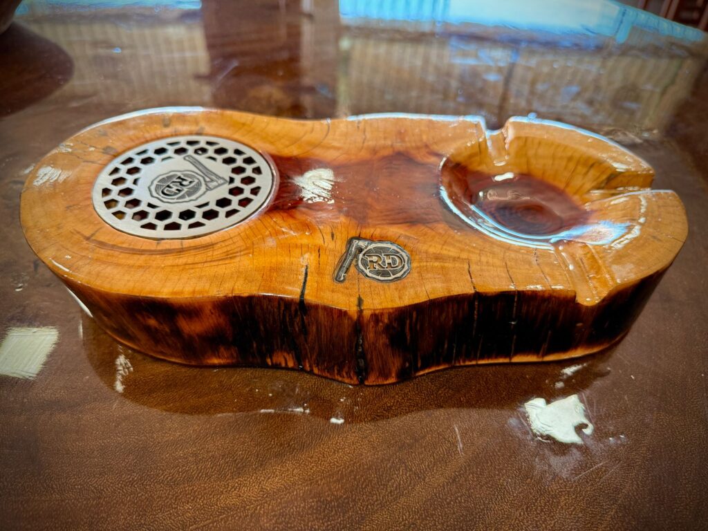 Porta copo e cinzeiro de madeira integral com acabamento em resina epóxi, combinando funcionalidade e estilo rústico.