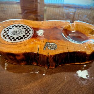 Porta copo e cinzeiro de madeira integral com acabamento em resina epóxi, combinando funcionalidade e estilo rústico.