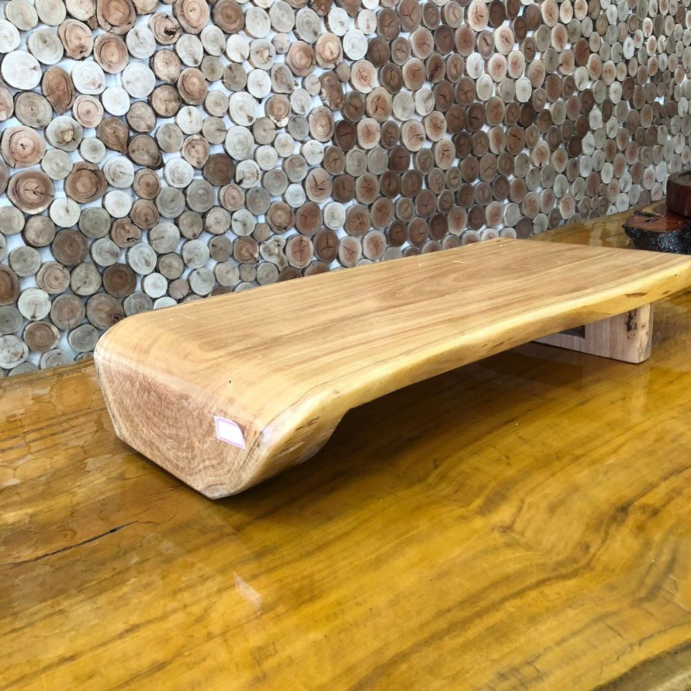 Bandeja Rústica em madeira nobre pequi, 72 cm de comprimento, sobre fundo claro, exibindo acabamento artesanal.