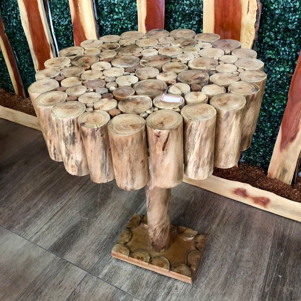 "Mesinha rústica feita de tronco de eucalipto maciço, com 53cm de diâmetro e 72cm de altura. Acabamento natural que preserva as veias da madeira."